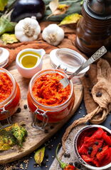Nahaufnahme Von Rohem Ajvar Auf Dem Tisch Mit Gemuese Und Saucen Auf Dem Hintergrund 181624 17540